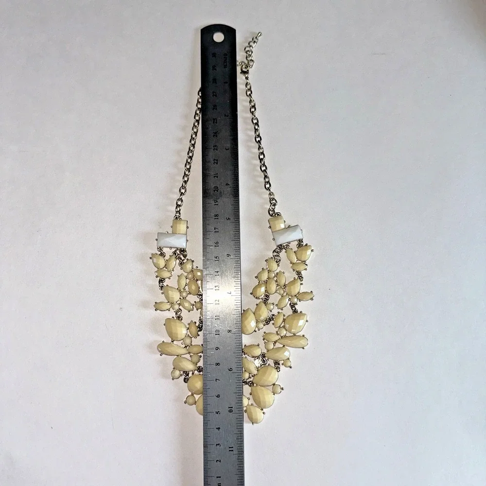 Unbranded Bib Statement Necklace Women OS Cream Gold Tone Excellent Cluster Bib